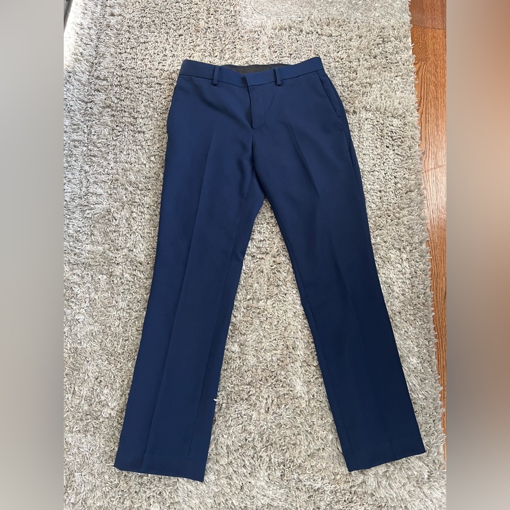 Mens Apt 9 navy slim fit suit. Jacket size is 38R and pants are 30x30.